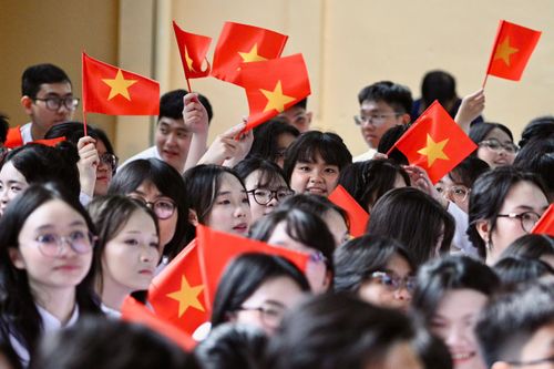 Một trong những định hướng đáng chú ý là đưa công nghệ và trí tuệ nhân tạo vào hoạt động giáo dục phù hợp với từng cấp học. Ngành giáo dục thành phố dự kiến đẩy mạnh giáo dục STEM, khoa học máy tính, AI, công nghệ số, hướng nghiệp và khởi nghiệp, đồng thời từng bước trang bị cho học sinh kỹ năng sử dụng AI an toàn và có trách nhiệm. Cùng với đó, việc triển khai dạy học 2 buổi/ngày, đổi mới phương pháp kiểm tra, đánh giá và nâng cao chất lượng giáo dục hướng nghiệp, phân luồng tiếp tục trở thành trọng tâm của ngành giáo dục thành phố.