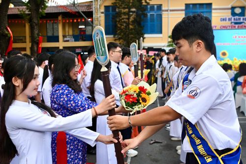 Học sinh khối 12 thực hiện nghi thức trao hoa cho giáo viên chủ nhiệm và trao bảng tên lớp cho lớp trưởng các lớp khối 10. Những bó hoa thay lời chúc mừng, đồng thời thể hiện tình cảm của học sinh khối 12 dành cho các học sinh mới trong năm học đầu tiên tại trường THPT Trần Khai Nguyên. Nghi thức trao bảng tên lớp cũng đánh dấu thời điểm 716 học sinh khối 10 chính thức trở thành một phần không thể thiếu của trường.