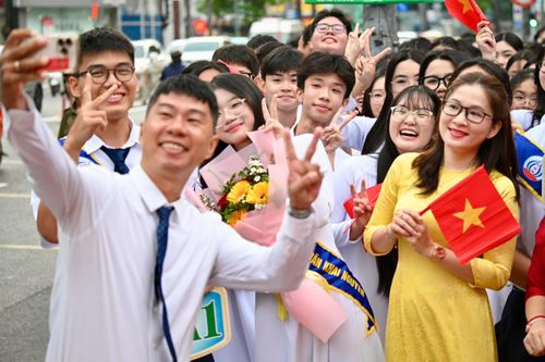 Giáo viên và học sinh tranh thủ chụp ảnh, cùng nhau ghi lại những khoảnh khắc khó quên của lễ khai giảng đặc biệt.