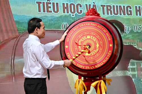 Tại điểm cầu TP.HCM là ông Trần Lưu Quang, Bí thư Thành ủy TP.HCM, thực hiện nghi thức đánh trống khai giảng đồng thời với điểm cầu trung tâm. Khoảnh khắc này đánh dấu thời điểm hàng triệu học sinh trên cả nước cùng chính thức bước vào năm học 2026-2027.