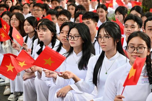 Với quy mô hơn 2,62 triệu học sinh, năm học 2026-2027 là một năm học đặc biệt của TP.HCM. Thành phố bước vào năm học mới với lễ khai giảng chung diễn ra sáng 5/9, đồng thời đặt ra nhiều yêu cầu đổi mới trong quản lý và dạy học, hướng đến những chuyển biến rõ hơn về chất lượng giáo dục.