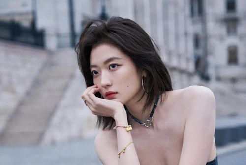  Trước khi bước vào ngành giải trí, Tôn Thiên có 7 năm được đào tạo múa ba lê chuyên nghiệp tại Trường Trung học trực thuộc Học viện Múa Bắc Kinh. Quãng thời gian này không chỉ rèn luyện sự kỷ luật, kiên trì mà còn tạo cho cô nền tảng về hình thể và khả năng kiểm soát ngôn ngữ cơ thể trước máy quay. Ảnh: Now News. 