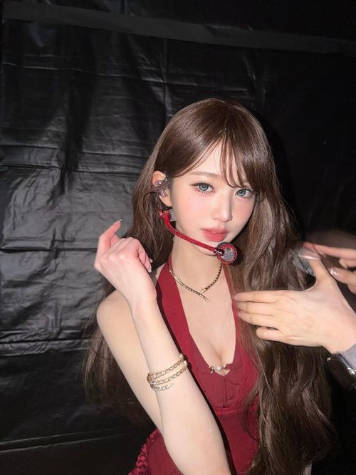 Dù sở hữu sức hút lớn, Jang Won Young cũng là một trong những thần tượng thường xuyên vướng tranh cãi trên mạng xã hội. Phần lớn ồn ào quanh cô xuất phát từ cách biểu cảm, ứng xử hoặc những khoảnh khắc ngắn bị tách khỏi bối cảnh. Trong năm nay, Won Young từng bị chỉ trích vì tư thế khoanh tay khi làm thủ tục tại sân bay Gimpo hay lúc nghe nhân viên hướng dẫn tại Everland. Tuy nhiên, những hình ảnh đầy đủ sau đó khiến nhiều người cho rằng nữ thần tượng bị soi xét quá mức.