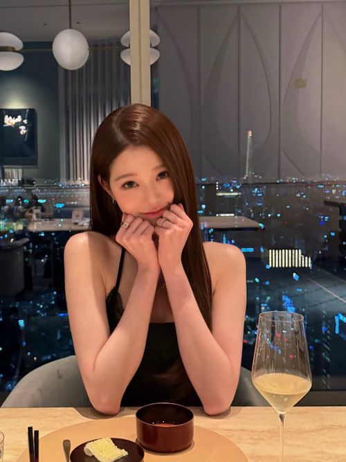 Từ những chi tiết này, tin đồn hẹn hò giữa Jang Won Young và V (BTS) tiếp tục được nhắc lại trên mạng xã hội. V hiện là đại sứ của Cartier và Paradise Group, khiến một số người suy đoán nam ca sĩ có liên quan đến chiếc nhẫn hoặc bữa tiệc sinh nhật của thành viên IVE. Dù vậy, đây mới chỉ là những suy luận từ cộng đồng mạng. Trước đó, cả hai từng nhiều lần vướng nghi vấn tình cảm từ những chi tiết được cho là trùng hợp trên mạng xã hội, song chưa bên nào lên tiếng.