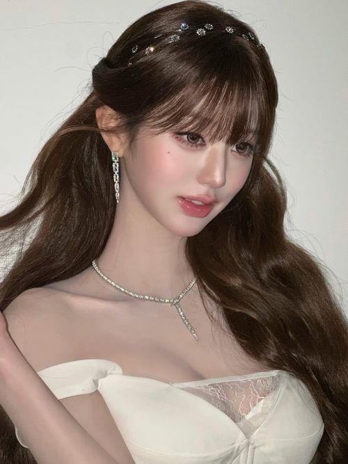 Song song hoạt động nhóm, Won Young là một trong những gương mặt có sức hút thương mại nổi bật của thế hệ idol hiện tại. Trong năm 2026, cô được lựa chọn làm người mẫu toàn cầu cho thương hiệu mỹ phẩm Dr.Althea, đồng thời tiếp tục hợp tác với nhiều nhãn hàng thời trang, làm đẹp và tiêu dùng. Độ phủ quảng cáo của nữ thần tượng lớn đến mức truyền thông Hàn từng sử dụng cách gọi vui “Jang Won Young ETF” khi nhiều thương hiệu cùng xuất hiện trong một chiến dịch có cô góp mặt.