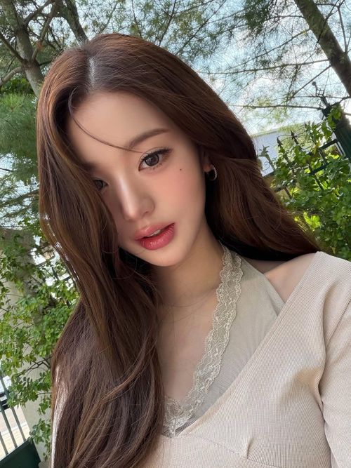 Ở tuổi 22, Won Young vẫn duy trì lịch hoạt động dày đặc cùng IVE. Tháng 2, nhóm phát hành album phòng thu thứ hai REVIVE+, trong đó nữ thần tượng tiếp tục tham gia viết lời. IVE cũng đang thực hiện world tour thứ hai SHOW WHAT I AM, đi qua nhiều thành phố tại Bắc Mỹ và châu Á, đồng thời góp mặt tại nhiều lễ trao giải, sự kiện âm nhạc.