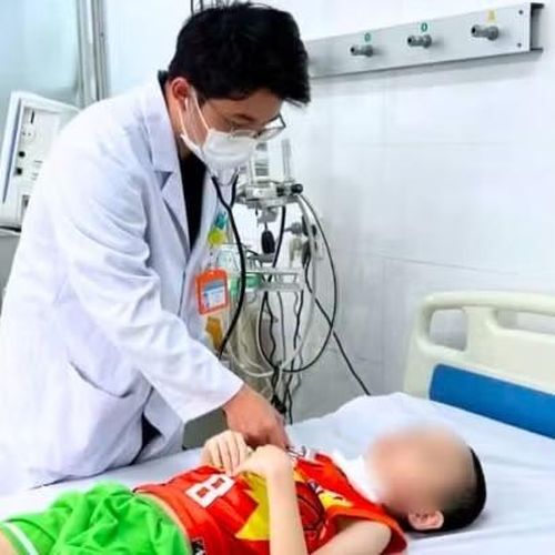 Bé trai nhiễm uốn ván nặng được điều trị ở Bệnh viện Đa khoa Bình Dương. Ảnh: Bệnh viện cung cấp.