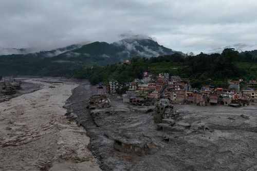 Toàn cảnh bùn đất phủ kín nhiều nhà cửa và công trình sau trận lũ quét tại Trishuli, huyện Nuwakot, Nepal, ngày 27/8.