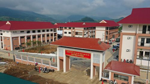  Trong khi đó, ở Sơn La, trường Phổ thông nội trú liên cấp Tiểu học và THCS Chiềng Khương cũng đã hoàn thiện 92%, kịp đưa vào khánh thành, sử dụng ngay năm học mới. Trường được xây dựng tại bản Quyết Tâm, trên diện tích gần 5 ha, với tổng mức đầu tư 250 tỷ đồng. Công trình gồm 30 phòng học, các phòng chức năng, phòng bộ môn, khu nội trú, nhà ăn, bể bơi, sân thể thao đa năng và các hạng mục phụ trợ. Ảnh: Ngọc Khiêm. 