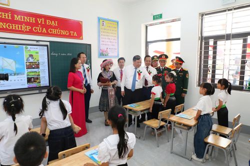 Phó thủ tướng Phạm Gia Túc đã trao quà của đồng chí Tổng Bí thư, Chủ tịch nước Tô Lâm gửi tặng thầy, trò nhà trường. Cá nhân đồng chí Phạm Gia Túc tặng tượng chân dung Bác Hồ, với mong mỏi thầy và trò nhà trường luôn khắc ghi lời Bác Hồ, thi đua học tập, sau này góp sức xây dựng quê hương. Ảnh: Xuân Tư.