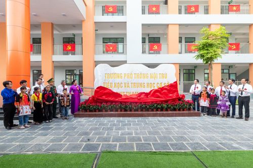  Cờ đỏ sao vàng cũng nối dài theo bước chân học sinh ở trường Phổ thông nội trú Tiểu học và THCS Petrovietnam - Phong Thổ (Lai Châu). Ở những địa bàn vùng biên, con đường đến trường chưa bao giờ là một hành trình dễ dàng. Khoảng cách địa lý, địa hình chia cắt, thời tiết khắc nghiệt và điều kiện kinh tế gia đình khiến việc duy trì học tập của không ít học sinh đứng trước nhiều trở ngại. Ảnh: Xuân Sơn. 