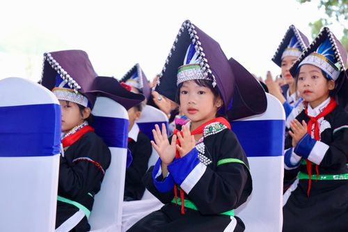 Hiệu trưởng trường Phổ thông nội trú Tiểu học và THCS Mường Khương, cô Mông Thị Duyên cho biết năm nay, trường đón 980 học sinh, đều là con em đồng bào dân tộc thiểu số như Mông, Dao, Bố Y, Nùng, Pa Dí... Nhà ở các thôn, bản biên giới, cách trường trên 10 km, ngôi trường nội trú đi vào hoạt động đã trở thành điểm tựa vững chắc giúp các em yên tâm học tập. Ảnh: Văn Mạnh.