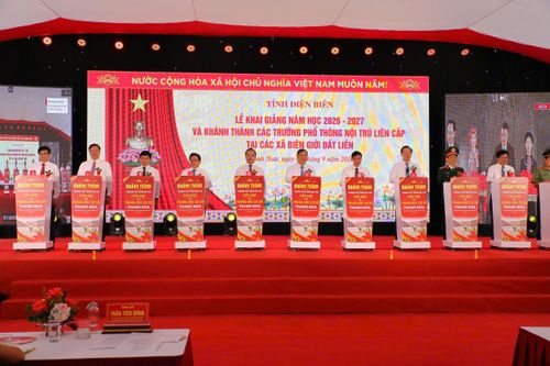 Phó thủ tướng Thường trực Chính phủ Phạm Gia Túc cùng các em học sinh trường Phổ thông nội trú Tiểu học và THCS Thanh Nưa (xã Thanh Nưa, Điện Biên) đón lễ khai giảng sáng 5/9. Sau 9 tháng thi công, ngôi trường mới đã hoàn thành, đáp ứng niềm mong đợi của học sinh, nhân dân xã biên giới. Tổng mức đầu tư xây dựng trường hơn 220 tỷ đồng. 30 phòng học mới, 14 phòng học bộ môn, khu nuôi dưỡng, nhà đa năng, bể bơi, sân chơi… đáp ứng nhu cầu học tập, ăn, ở cho 1.011 học sinh. Ảnh: Xuân Tư.