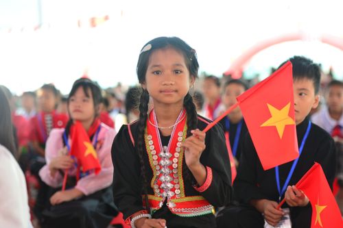  Thầy Vũ Như Công, Phó hiệu trưởng, cho biết năm học 2026-2027, trường có tổng số 1.050 học sinh, chủ yếu là người dân tộc Thái, Mông, Xinh Mun... Trong đó, khoảng 660 em nhà xa, không thể đi về trong ngày, sẽ ở nội trú. "Thầy và trò đều rất phấn khởi khi được dạy và học trong ngôi trường mới khang trang", thầy Công chia sẻ. Ảnh: Ngọc Khiêm. 