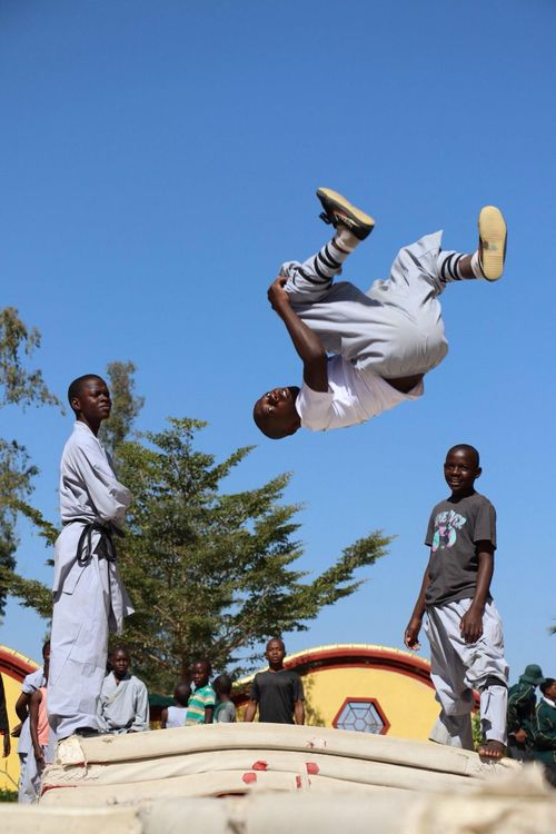 Một buổi luyện tập tại Trung tâm Văn hóa Chùa Thiếu Lâm Zambia. Ảnh: Facebook.