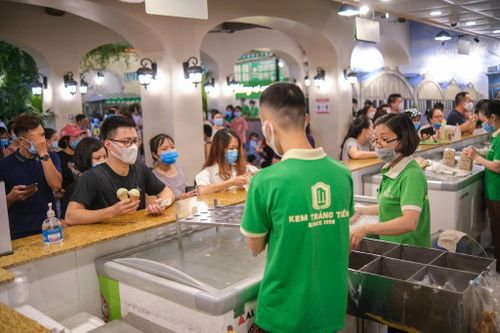  Số 35 Tràng Tiền là địa chỉ quen thuộc với thực khách nhiều thế hệ yêu thích Kem Tràng Tiền. Ảnh: Phạm Thắng. 