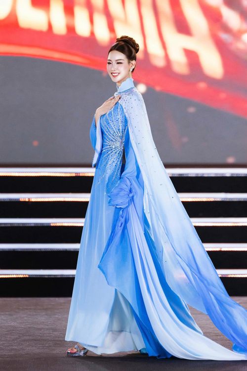 Bảo Ngọc thướt tha trong trang phục áo dài. 