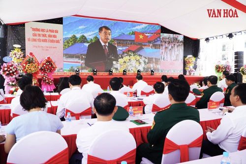 Đại biểu và toàn thể các thầy cô giáo, học sinh theo dõi cầu truyền hình trực tiếp