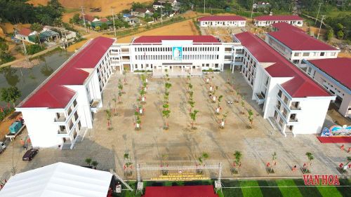 Trường Phổ thông nội trú liên cấp Tiểu học và THCS Sơn Kim 1 có quy mô 40 lớp, gồm 20 lớp tiểu học và 20 lớp THCS