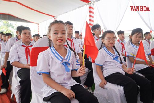 Em Phạm Khánh Ngân (lớp 3C, Trường Phổ thông nội trú liên cấp Tiểu học và THCS Sơn Kim 1) chia sẻ, em rất vui khi năm học mới được học tập trong ngôi trường khang trang, đầy đủ thiết bị