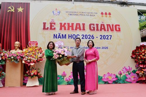 Các đơn vị bảo trợ, các nhà tài trợ, nhà hảo tâm tặng quà nhà trường và học sinh trong dịp năm học mới