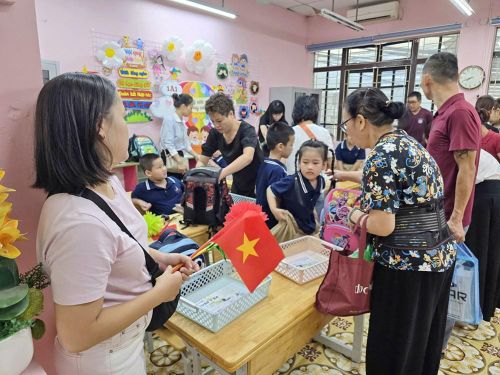 Các phụ huynh chuẩn bị kỹ lưỡng vật dụng, đồ dùng học tập cho con em trong buổi học đầu tiên