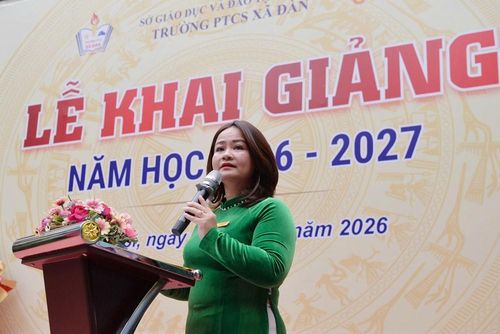 Bà Lương Thu Hòa, Hiệu trưởng trường PTCS Xã Đàn phát biểu tại Lễ khai giảng