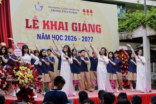 Chương trình văn nghệ do học sinh của trường biểu diễn