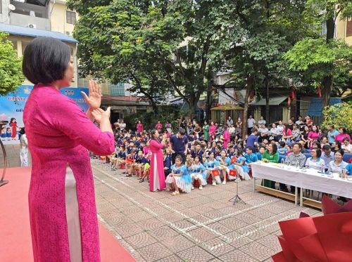 Cô giáo dùng ngôn ngữ ký hiệu "phiên dịch" những lời phát biểu tới học sinh trong Lễ khai giảng