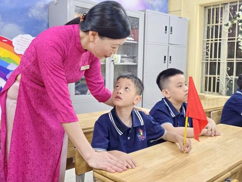Cô Vũ Thị Kim Khánh, có thâm niên 23 năm dạy học sinh ở ngôi trường đặc biệt này luôn nhẫn nại, hướng dẫn các em từng chút một