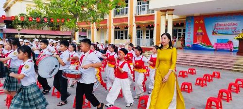 Những bước chân rộn ràng