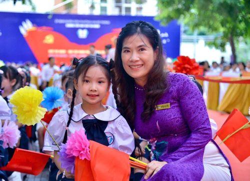 Cô giáo luôn bên cạnh các em học sinh