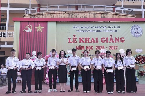 Trao tặng quà cho các em học sinh nhân dịp khai giảng