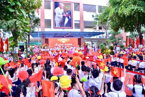Học sinh các trường tại Hà Nội hân hoan chào đón năm học mới