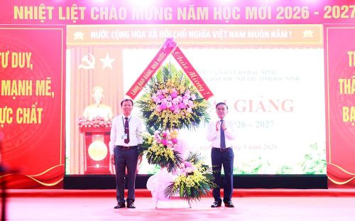 Ủy viên Bộ Chính trị, Thường trực Ban Bí thư Trần Cẩm Tú tặng hoa chúc mừng Trường Phổ thông Dân tộc nội trú tỉnh Bắc Ninh