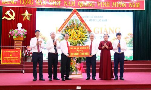 Ông Mai Sơn, Phó Chủ tịch Thường trực UBND tỉnh Bắc Ninh tặng hoa, quà chúc mừng thầy trò Trung tâm GDNN-GDTX Lục Nam