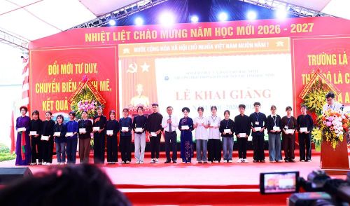Ủy viên Bộ Chính trị, Thường trực Ban Bí thư Trần Cẩm Tú tặng sách giáo khoa, sách tham khảo cho thầy trò và trao quà cho học sinh khó khăn Trường Phổ thông Dân tộc nội trú tỉnh Bắc Ninh