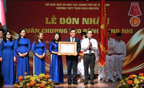 Bí thư Thành ủy TP.HCM Trần Lưu Quang trao Huân chương Lao động hạng Nhì cho Trường THPT Trần Khai Nguyên