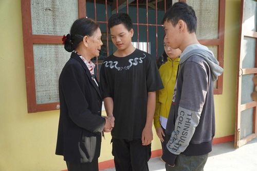 Sự ân cần của cô giáo tiếp thêm động lực để các em tự tin đến lớp