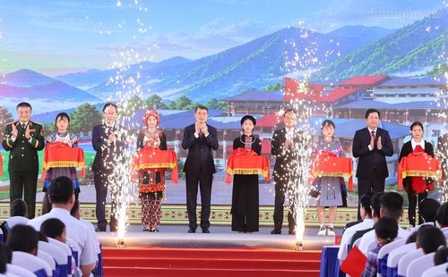 Thủ tướng và các đại biểu thực hiện nghi thức khánh thành Trường Phổ thông nội trú Tiểu học và Trung học cơ sở Mường Khương. Ảnh: chinhphu.vn