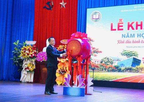 TS. Võ Quốc Thắng hực hiện nghi thức đánh trống khai giảng năm học mới