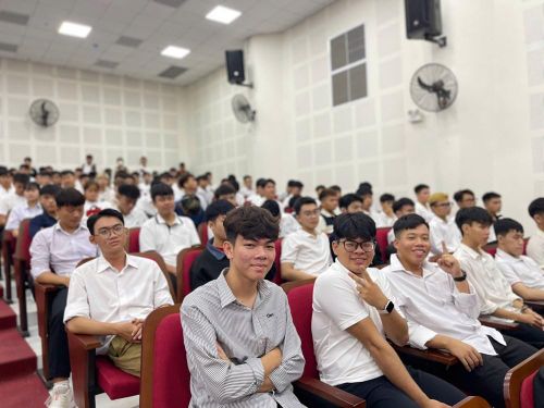 Các sinh viên rạng rỡ trong ngày khai giảng