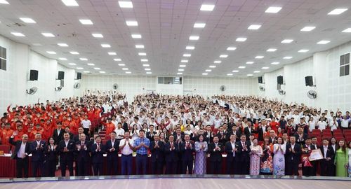 Tập thể cán bộ, giảng viên, viên chức, người lao động, học sinh, học viên và sinh viên Trường Đại học TDTT TP.HCCM quyết tâm chung sức, đồng lòng, nỗ lực hoàn thành tốt nhiệm vụ năm học 2026-2027