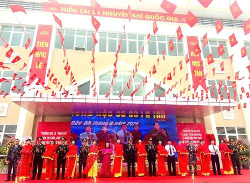 Đại tướng Nguyễn Tân Cương, Ủy viên Trung ương Đảng, Ủy viên Thường vụ Quân ủy Trung ương, Tổng Tham mưu trưởng QĐND Việt Nam, Thứ trưởng Bộ Quốc phòng cùng Ủy viên TƯ Đảng, Phó Bí thư Thường trực Tỉnh ủy, Chủ tịch HĐND tỉnh Đắk Lắk Cao Thị Hòa An và các đại biểu cắt băng khánh thành Trường phổ thông nội trú liên cấp Tiểu học và THCS xã Ea Rốk