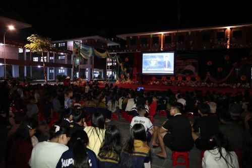 Chương trình chiếu phim lưu động thu hút đông đảo cán bộ, giáo viên, học sinh và phụ huynh đến xem