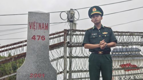 Đại úy Sùng Mí Say trực tiếp giảng giải về ý nghĩa lịch sử, pháp lý của từng con số trên cột mốc biên giới cho các em học sinh. Ảnh: Huy Thông