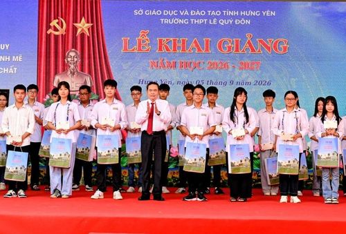 Chủ tịch Quốc hội Trần Thanh Mẫn dự lễ khai giảng và tặng quà các em học sinh tại Trường THPT Lê Quý Đôn, phường Trần Hưng Đạo, tỉnh Hưng Yên - Ảnh: chinhphu.vn