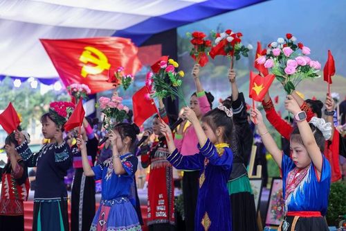Học sinh Trường Phổ thông nội trú Tiểu học và Trung học cơ sở Mường Khương (xã Mường Khương, tỉnh Lào Cai) hân hoan đón năm học mới 2026-2027 - Ảnh: chinhphu.vn/Nhật Bắc