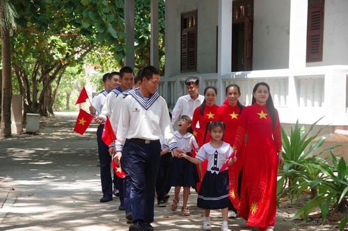 Cán bộ, chiến sĩ, phụ huynh trên đảo Trường Sa đưa các em học sinh đến trường dự lễ khai giảng năm học 2026-2027 - Ảnh: chinhphu.vn