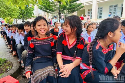 Học sinh Gié Triêng tỉnh Quảng Ngãi được chăm lo với môi trường học tập tốt nhất.